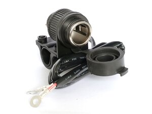 Zásuvka 12V s univerzálním úchytem Zásuvka 12V s univerzálním úchytem